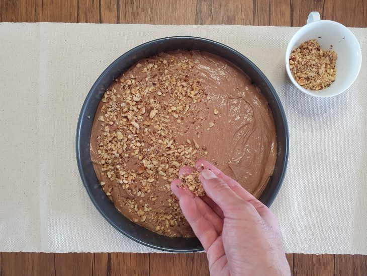 creme espalhado sobre a massa feita com biscoitos