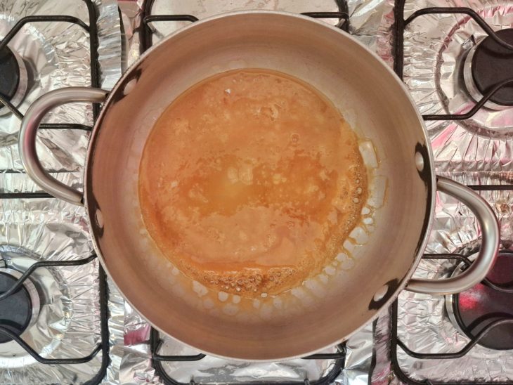 Açúcar caramelizado em uma panela