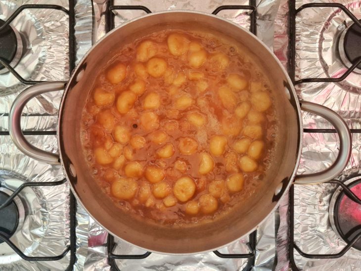 Bananas cortadas em rodelas médias na panela com açúcar caramelizado