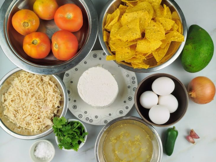 Ingredientes para a receita de chilaquiles.