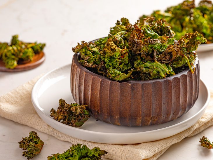 Chips de couve kale finalizada em uma tigela.