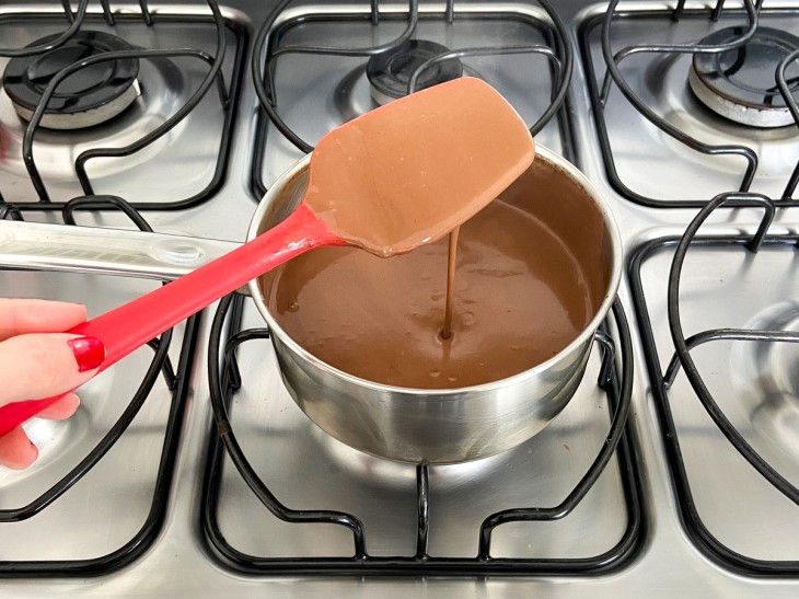 Uma panela com o chocolate quente no ponto.