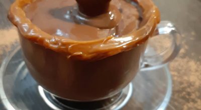 Chocolate quente cremoso com doce de leite