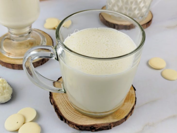 Chocolate quente cremoso com leite em pó pronto para servir.