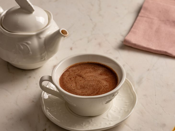 Uma xícara com chocolate quente cremoso simples e rápido.