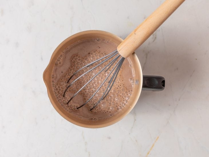 Chocolate quente homogêneo e grosso na leiteira.