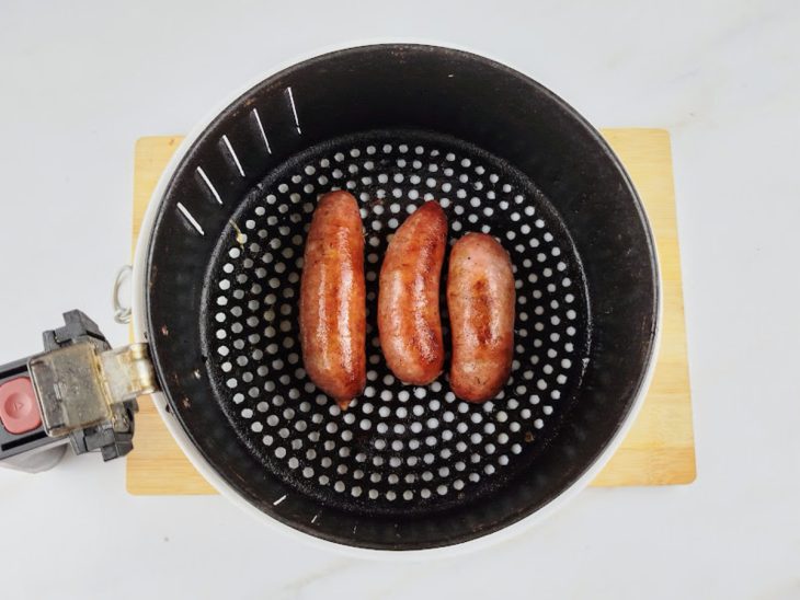 Linguiças acomodadas na Air Fryer.