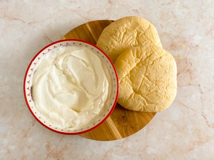 Coalhada servida com pão sírio.