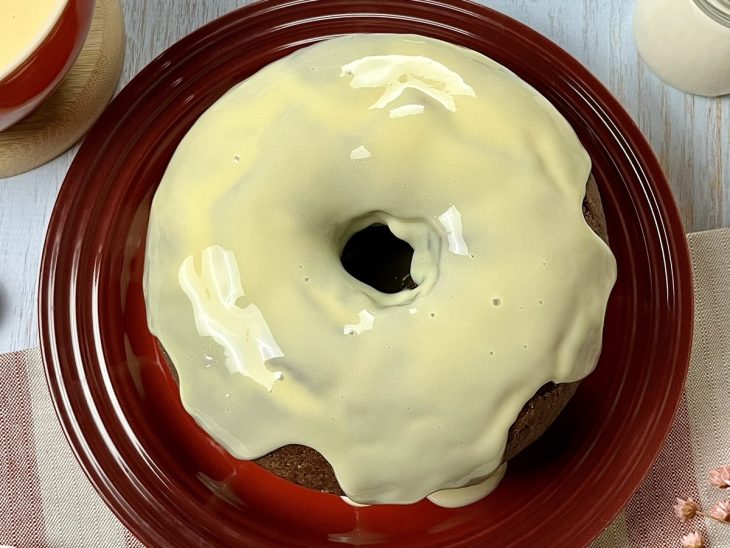 bolo de chocolate com cobertura de leite condensado