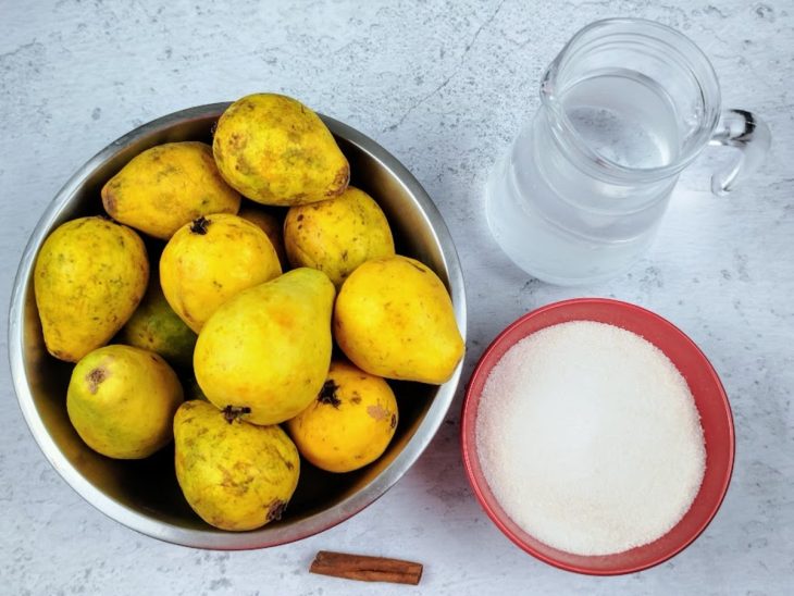 Uma bancada com os ingredientes separados.