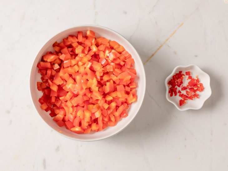 Tigelas brancas com pimentão e pimenta picados