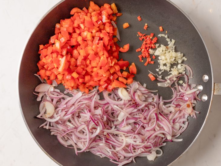 Frigideira com pimentão, cebola, alho e pimenta