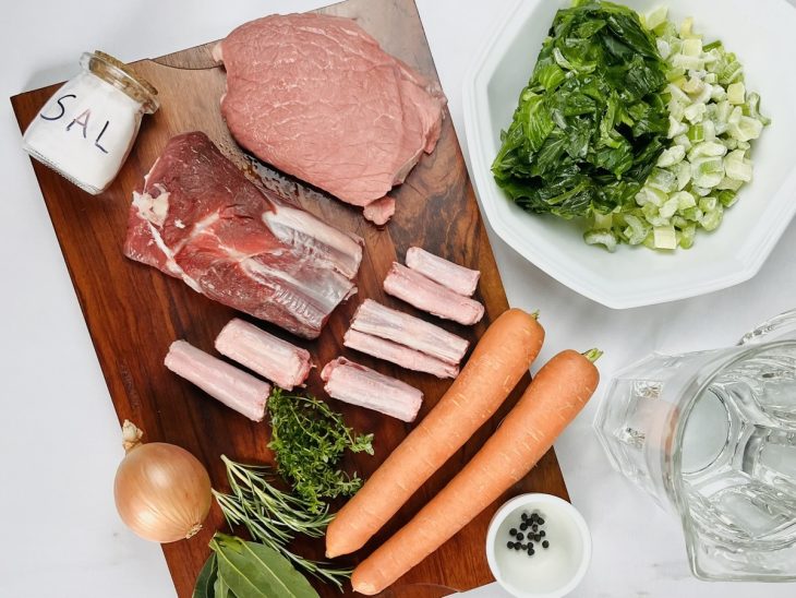 ingredientes reunidos para fazer consomê de carne