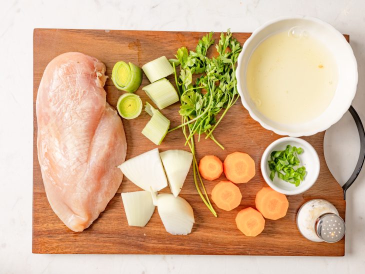 ingredientes reunidos para fazer consomê de frango