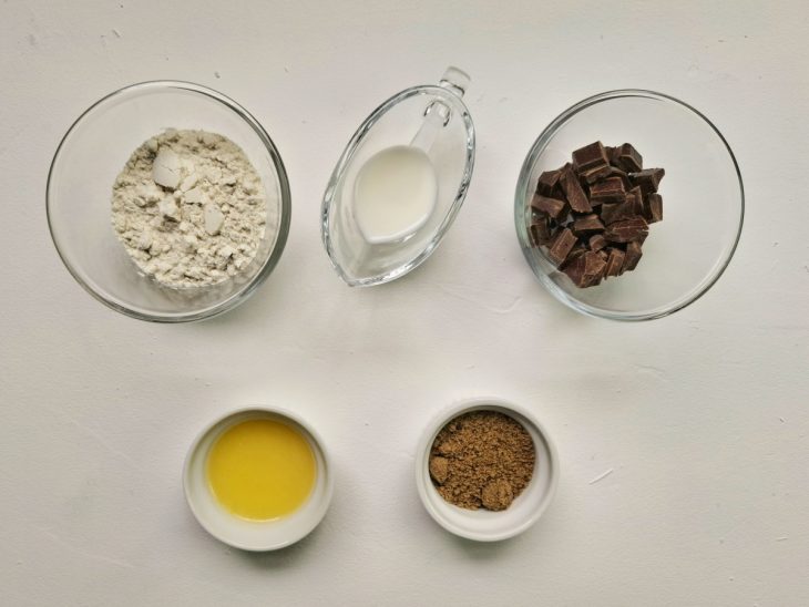 ingredientes reunidos para fazer cookie de micro-ondas