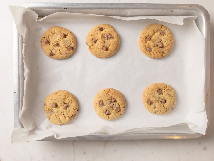 Cookies assados na forma.