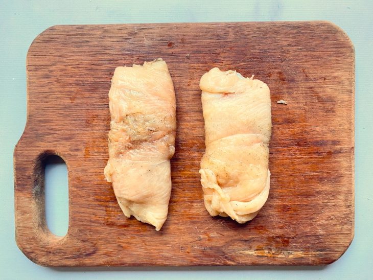 Filés de frango recheados e enrolados formando um rolinhinho.