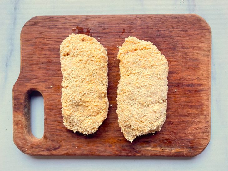 Files empanados com a farinha de trigo, ovos e farinha de panko.