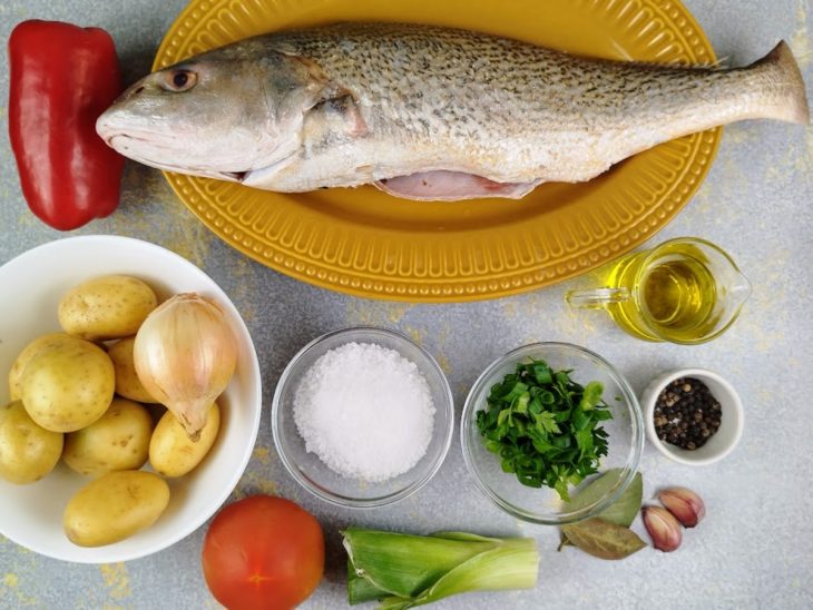 Uma bancada com os ingredientes separados.