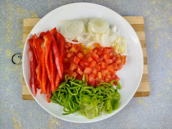 Um prato com ingredientes picados.