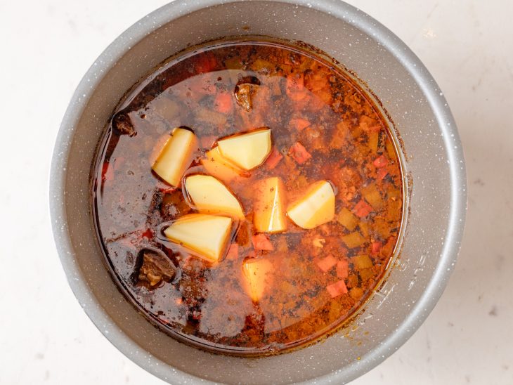 Batatas adicionadas na panela com a carne.