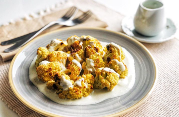 Couve-flor gratinada com molho de queijo azul