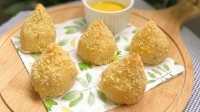 Coxinha de batata-doce com carne seca