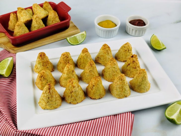 Um prato com coxinha rápida na air fryer.