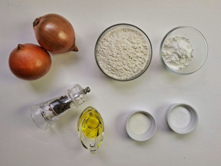 ingredientes reunudos para fazer creme de cebola