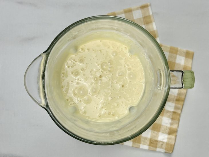 liquidificador com os ingredientes para o creme de cupuaçu