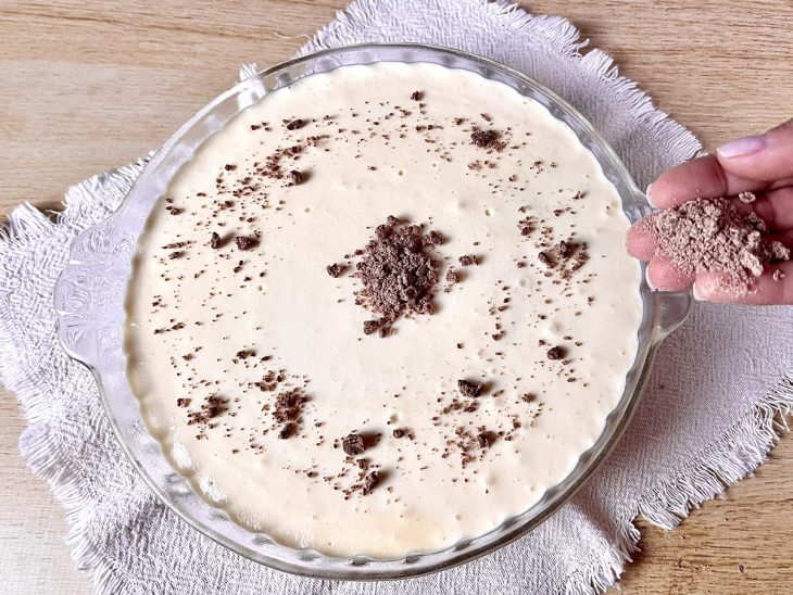 Uma travessa contendo creme de cupuaçu com leite em pó.