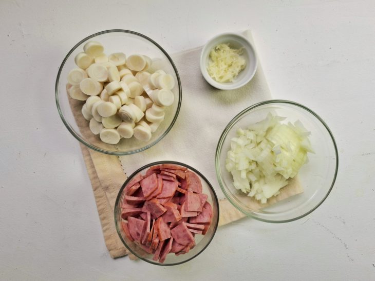 Ingredientes picados e separados em recipientes.