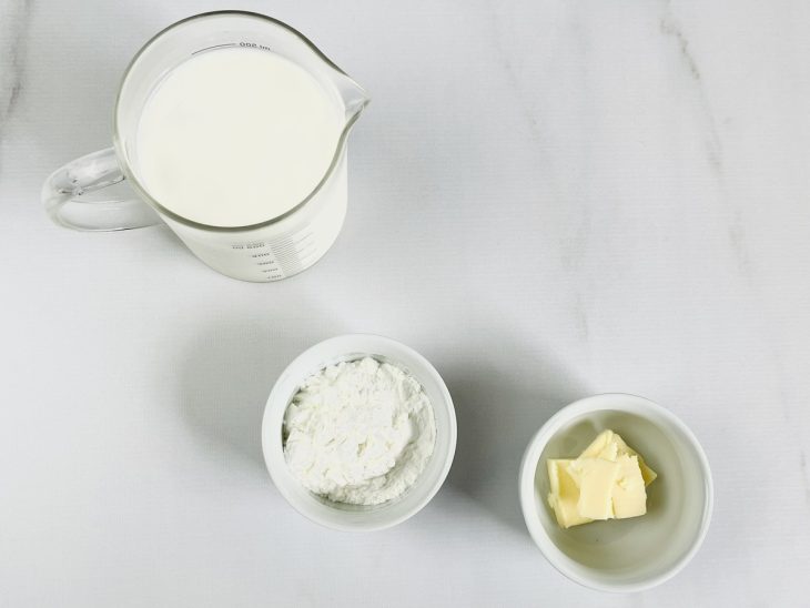 Ingredientes para a receita de creme de leite caseiro.