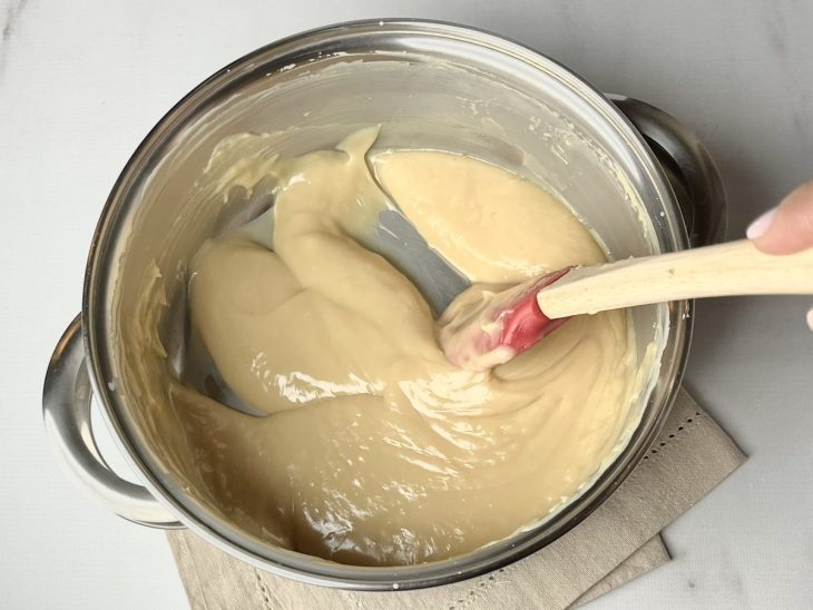 Creme com chocolate em uma panela desgrudando do fundo já em ponto de brigadeiro.