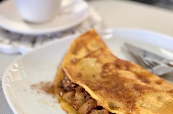 Crepe de polvilho com maçã caramelizada