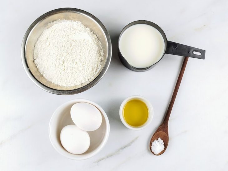 Ingredientes para a receita de crepe simples e rápido.