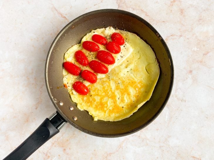 Queijo, tomatinho e orégano adicionados a crepioca.