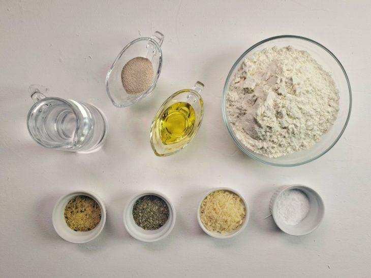 Todos os ingredientes necessários para preparar o crostini.