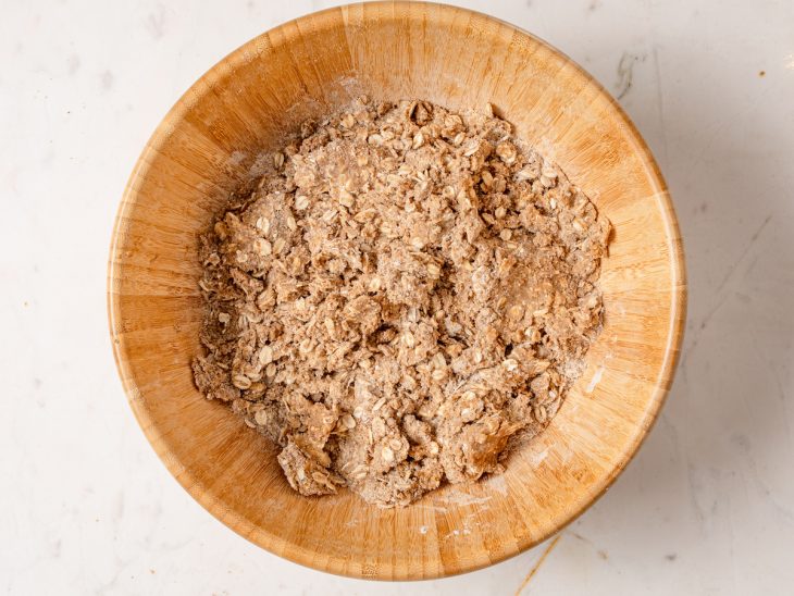 Uma tigela com a mistura de todos os ingredientes da massa de crumble.