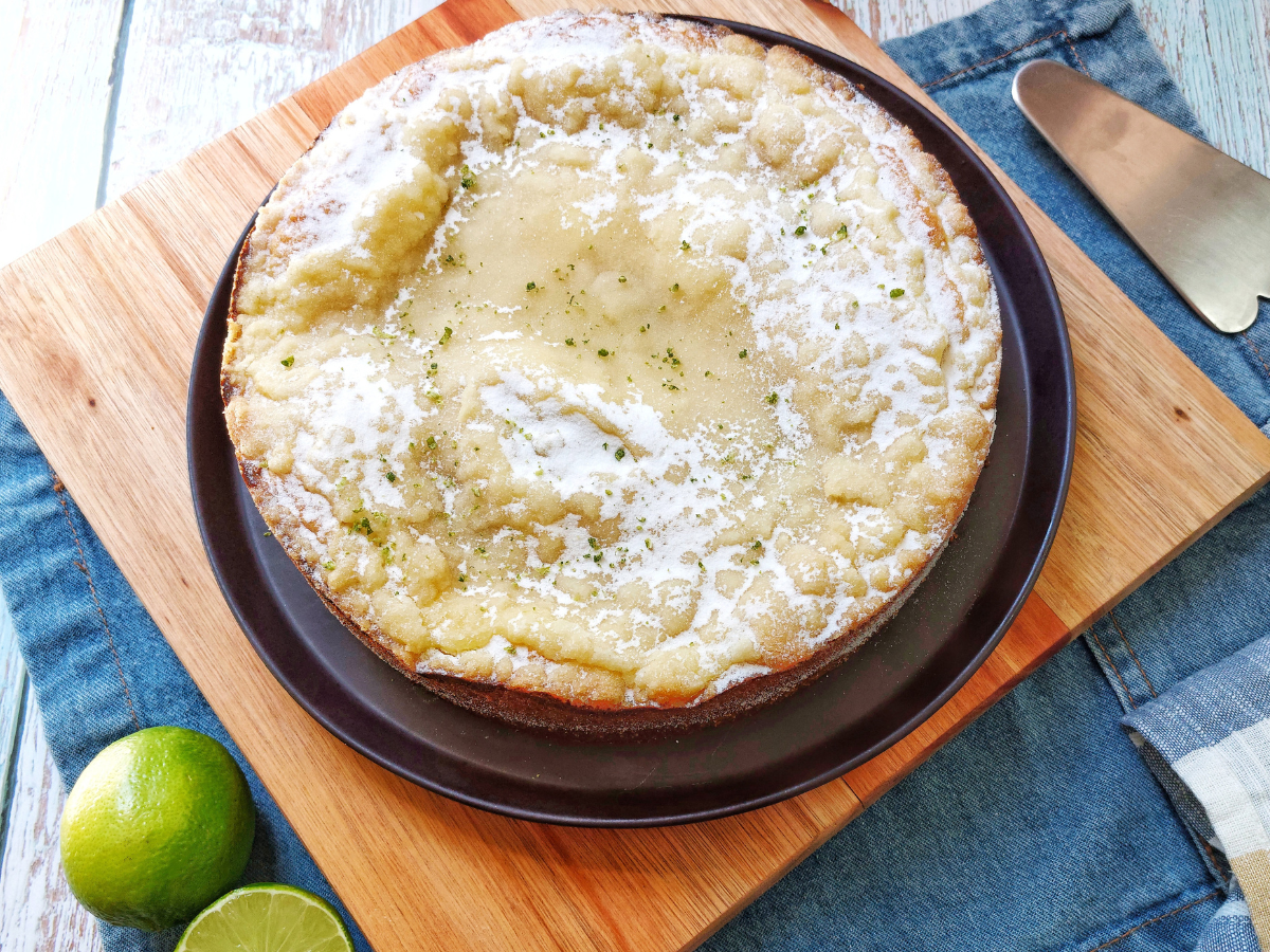 Cuca de limão com iogurte e cream cheese