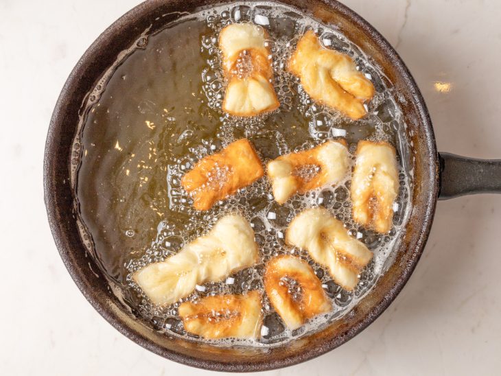 Cuecas viradas em uma panela com óleo para fritar.