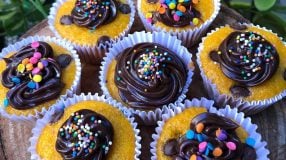 Cupcake de cenoura com gotas de chocolate