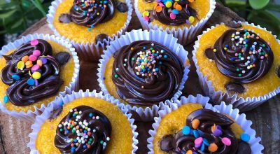 Cupcake de cenoura com gotas de chocolate