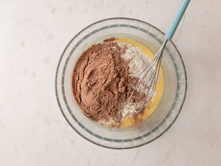 Chocolate em pó, farinha de trigo e sal adicionados na tigela.