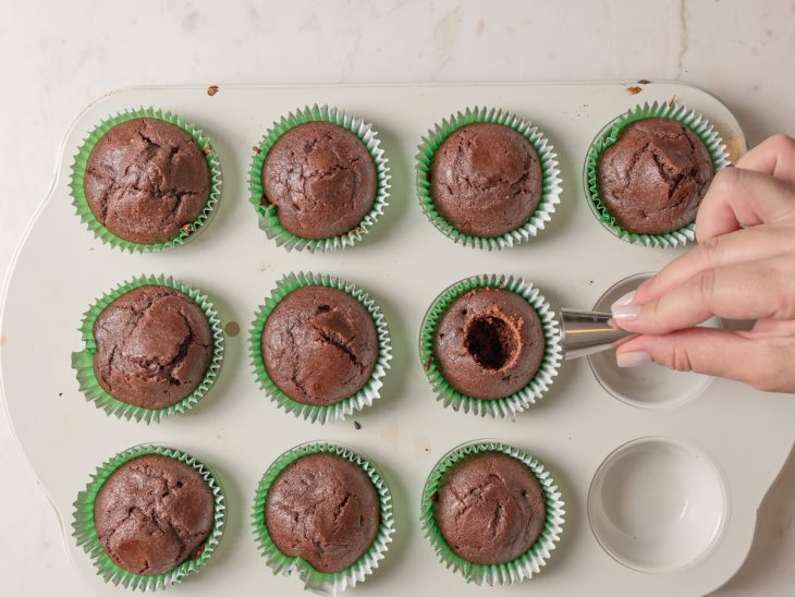 Cupcakes com furos feitos por bico de confeitar.