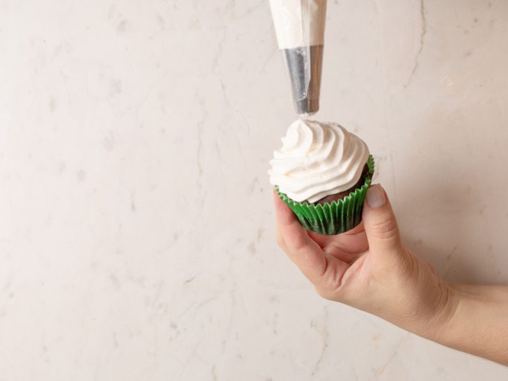 Cupcake decorado com chantilly.