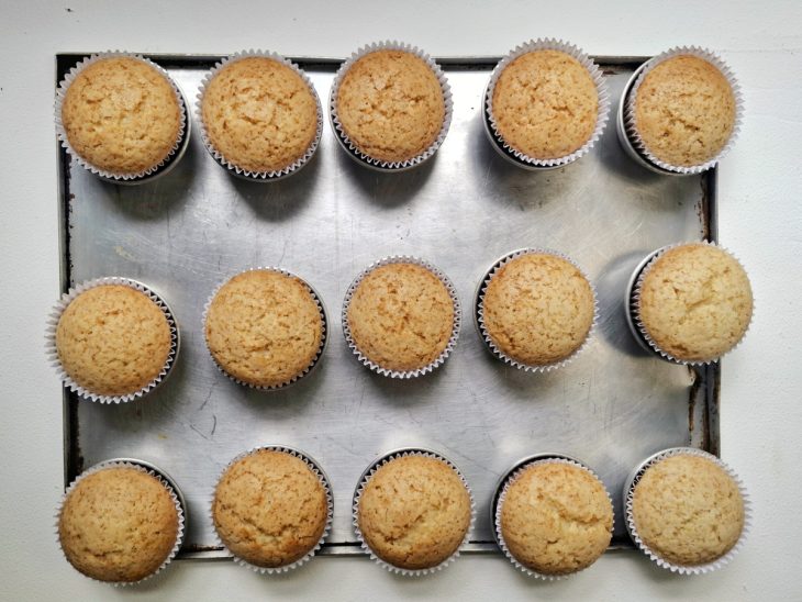 Cupcakes assados em forminhas.