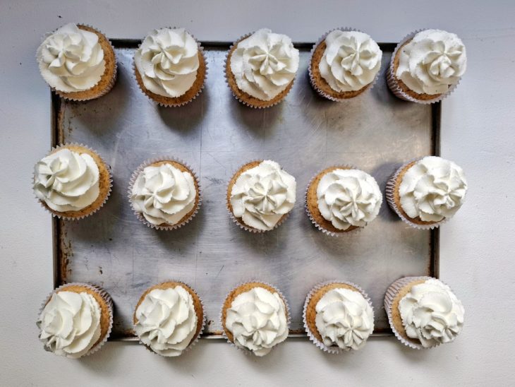 Cupcakes decorados na assadeira.