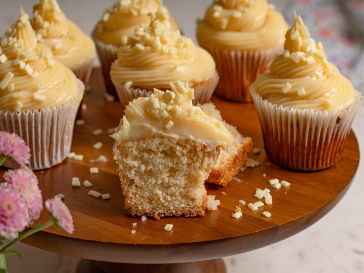 Cupcakes simples finalizados com confeitos de chocolate branco.