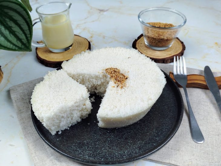 Um prato contendo cuscuz branco de arroz.